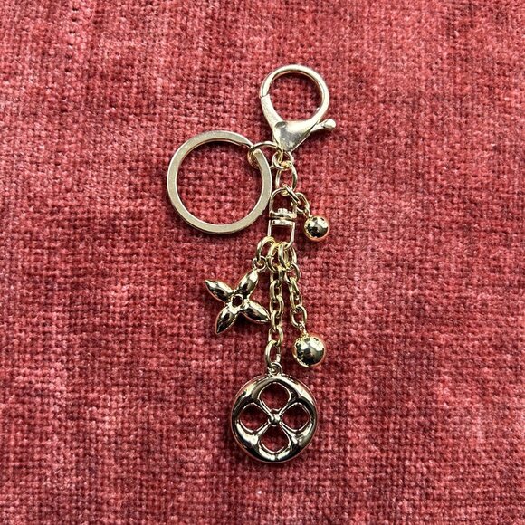 GOLD CLOVER Bag Charm Gold Tone ☸ - Picture 1 of 7